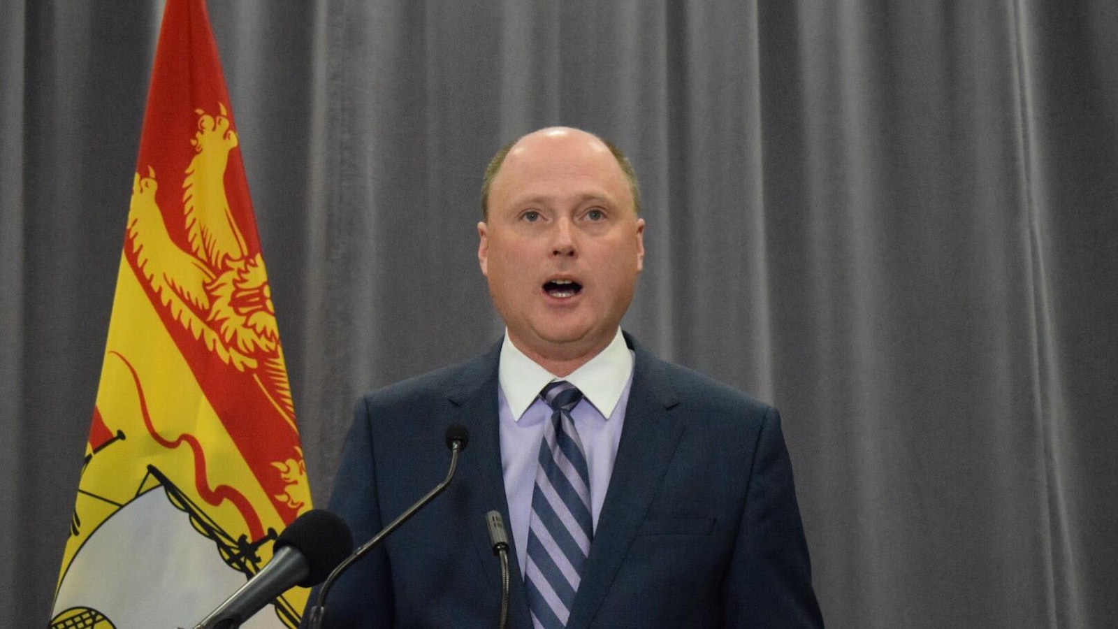 Le ministre de l'Éducation postsecondaire du Nouveau-Brunswick, Trevor Holder, en conférence de presse à Fredericton.