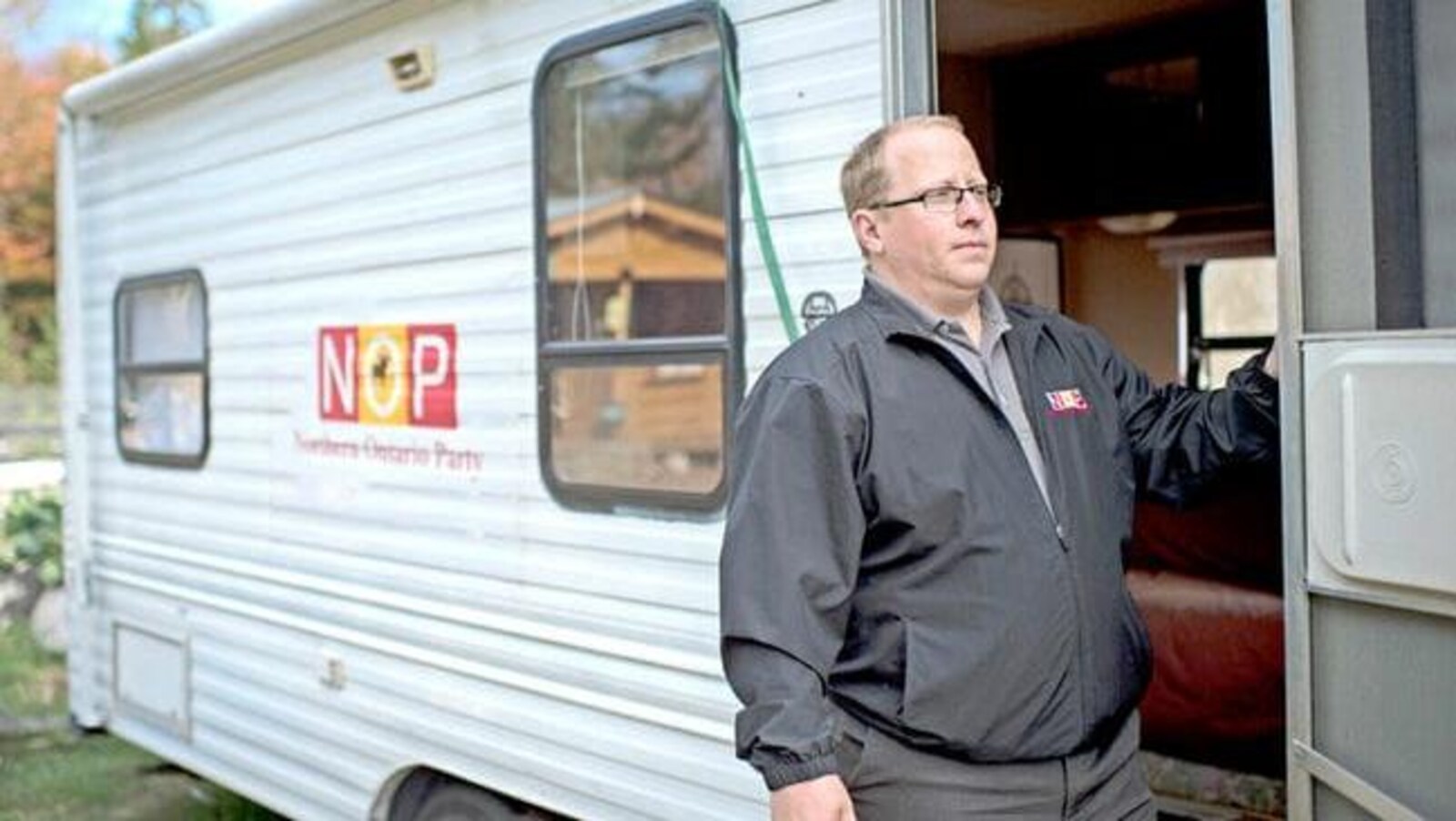 Le chef du Nord de l'Ontario parti devant la roulotte de sa campagne électorale.