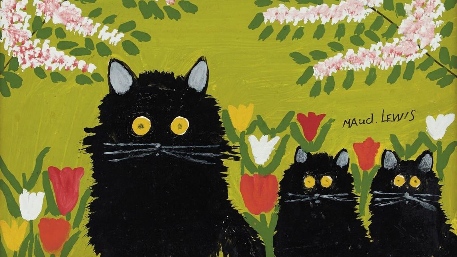 Trois chats noirs avec des fleurs en arrière-plan.