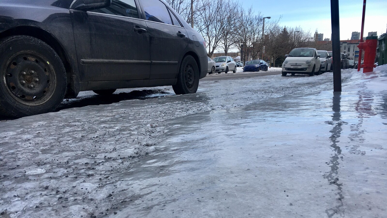 Des abrasifs semblent avoir été déposés en vain sur le sol gelé.