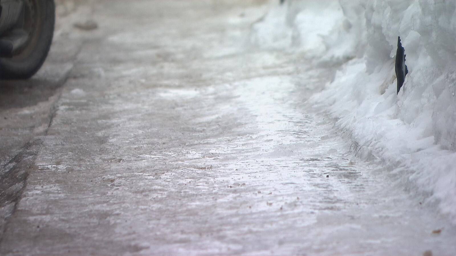 Un trottoir du centre-ville de Trois-Rivières recouvert d'une épaisse couche de glace.