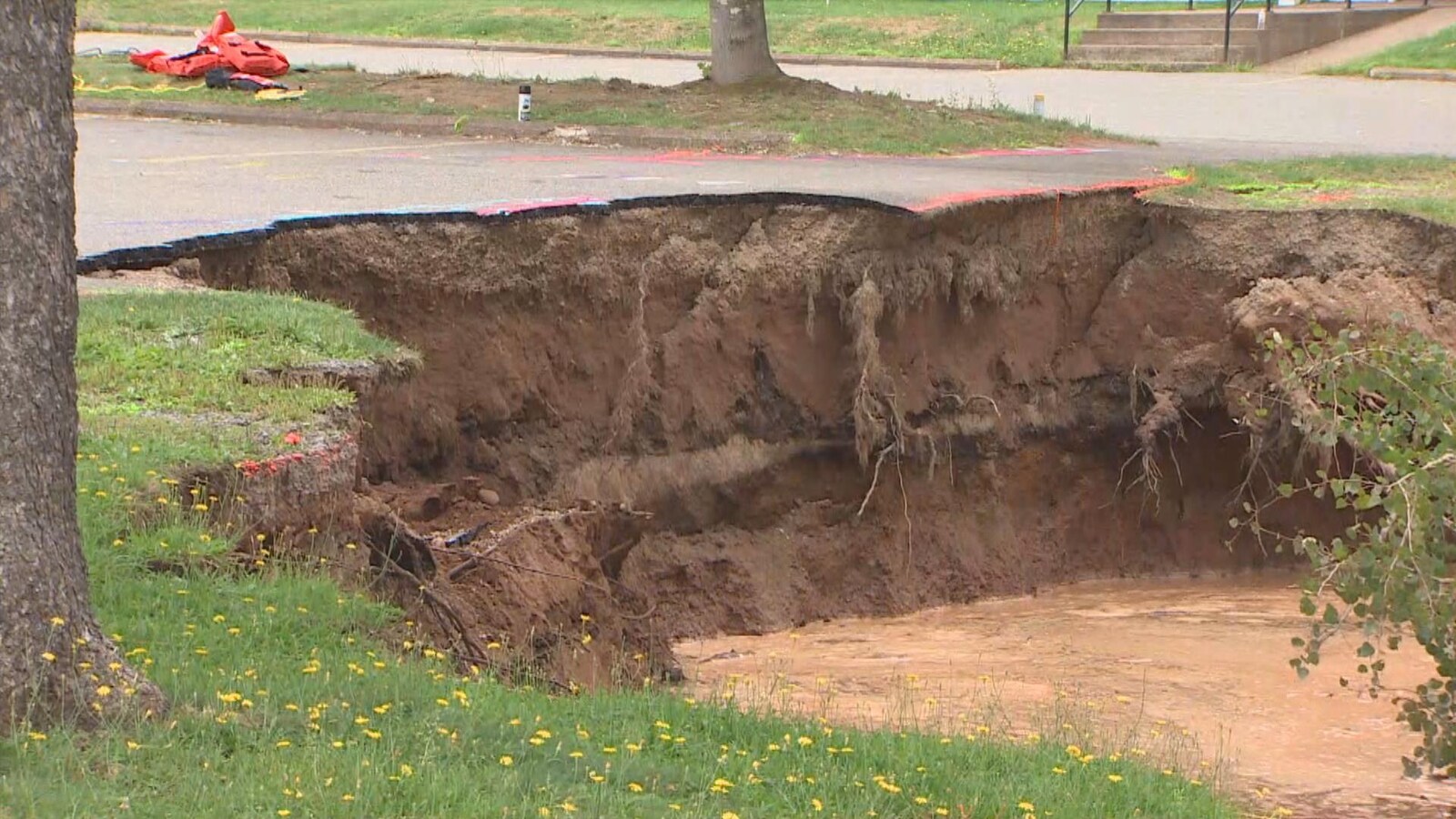 Le grand trou rempli d'eau brune dans un parc à Oxford à la fin août 2018.