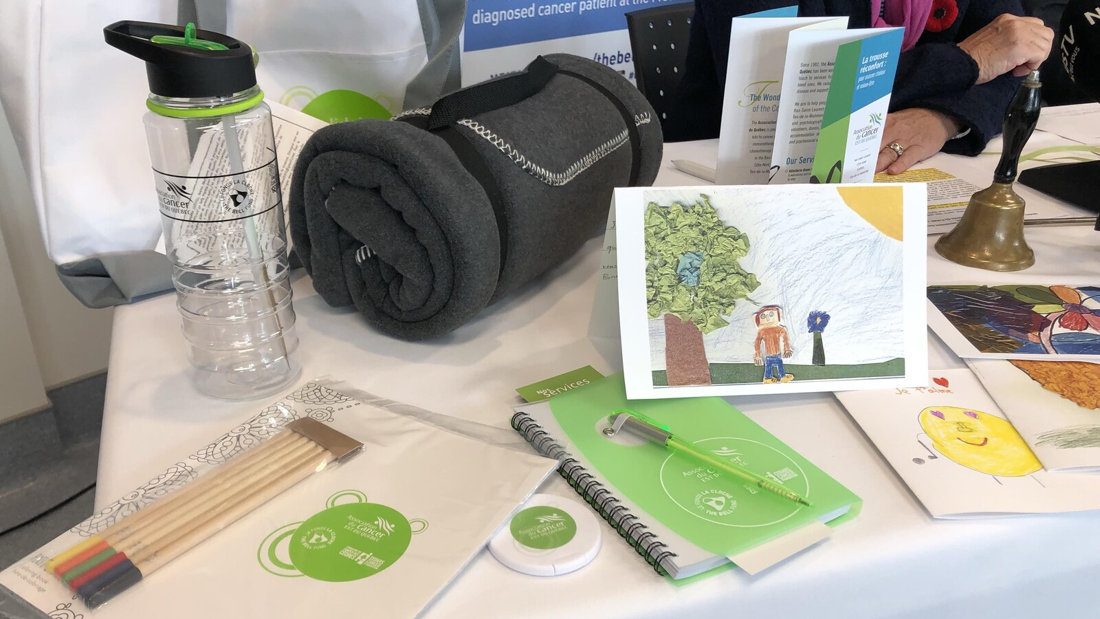 Le contenu de la « trousse réconfort » préparée par l'Association du cancer de l'Est-du-Québec.