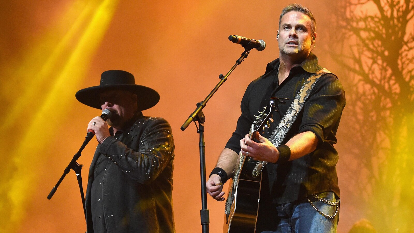 Eddie Montgomery avec un chapeau et Troy Gentry chantent sur scène à Nashville.