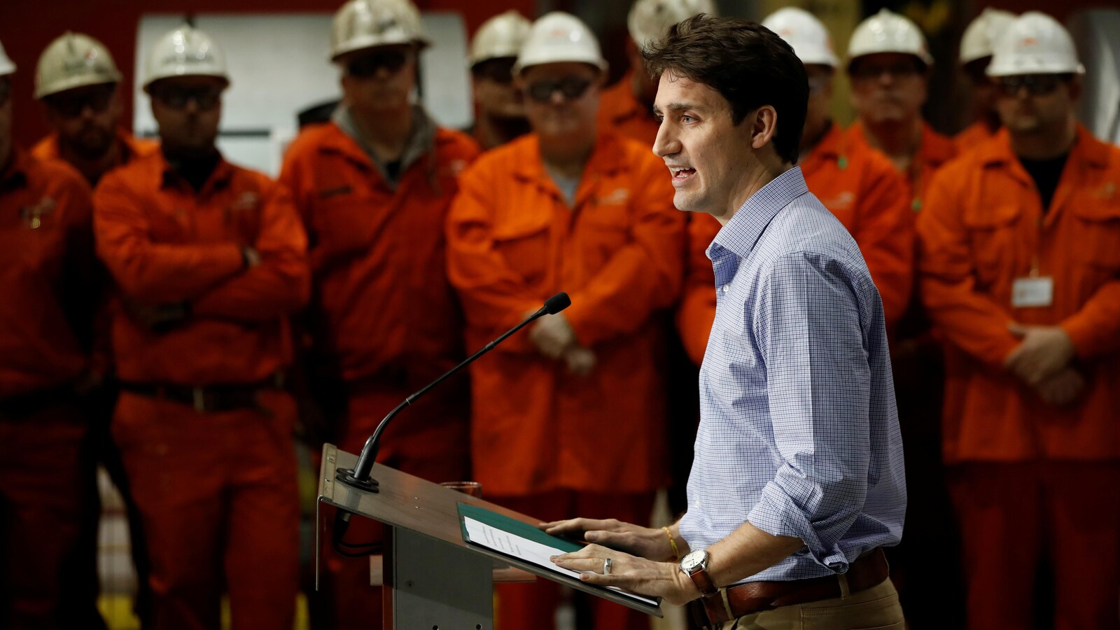 Justin Trudeau participe à une conférence de presse devant des travailleurs de l'acier, à Hamilton.