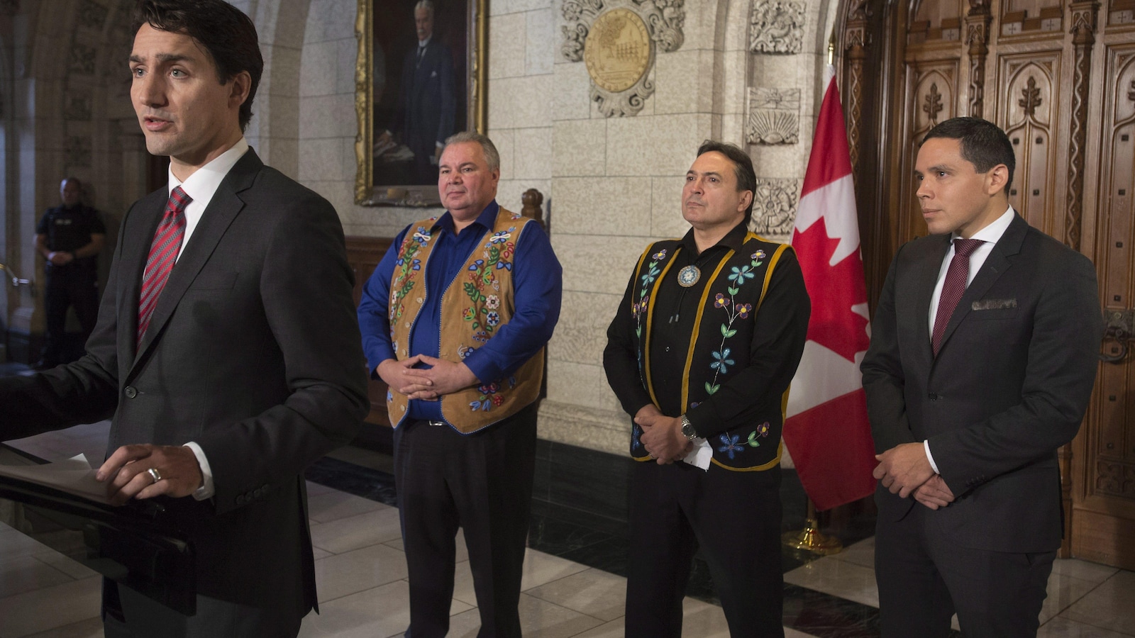 Le premier ministre Justin Trudeau, avec de gauche à droite David Chartrand représentant les Métis, Perry Bellegarde de l'Assemblée des Premières Nations et Natan Obed représentant les Inuits
