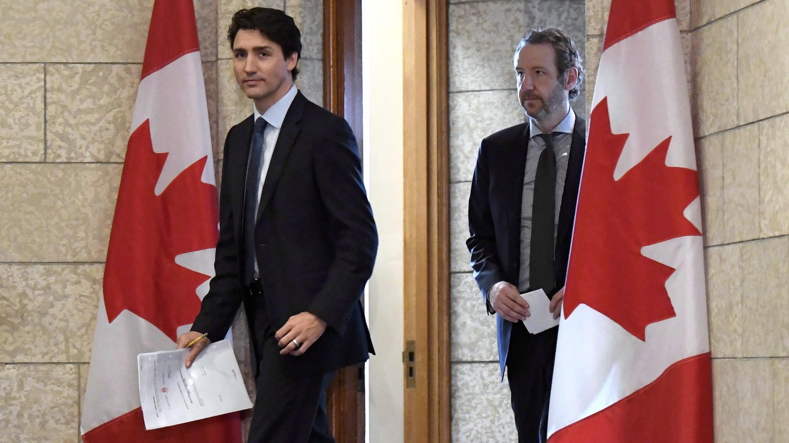 Justin Trudeau marche en compagnie de Gerald Butts.