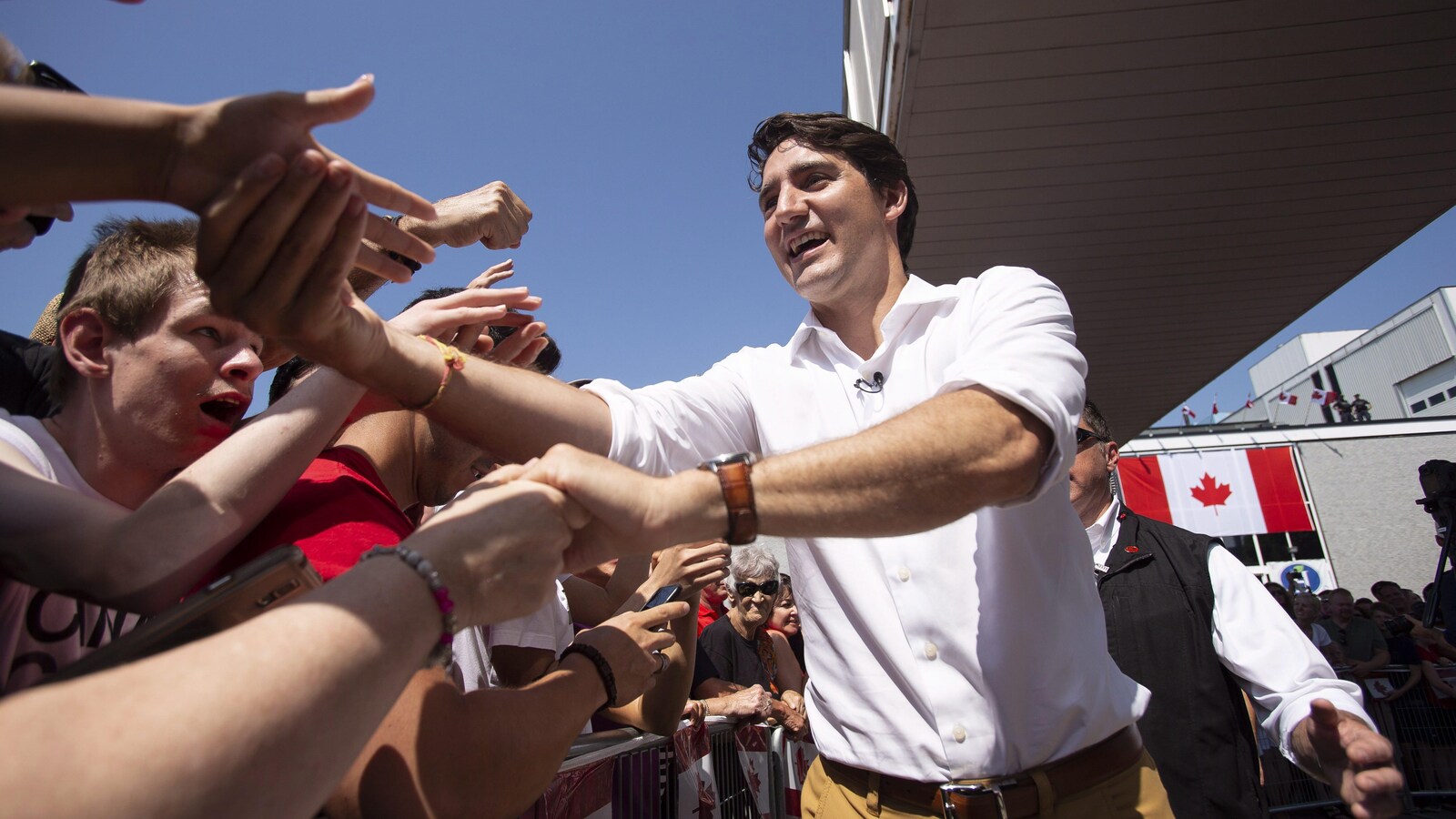 Justin Trudeau serre des mains.