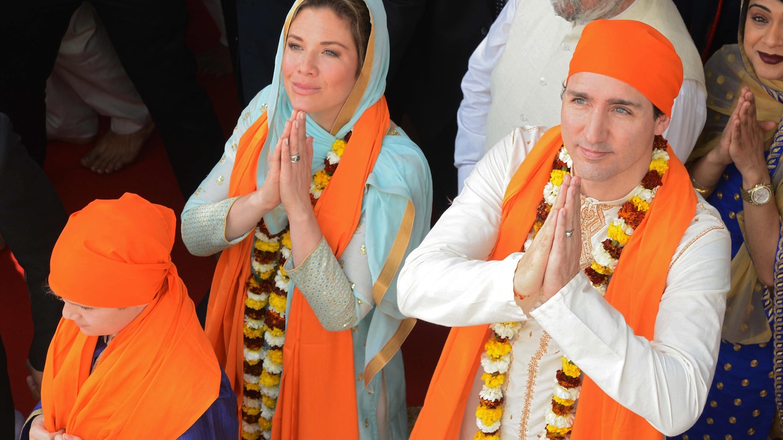 Sophie Grégoire et Justin Trudeau portent des costumes traditionnels indiens.