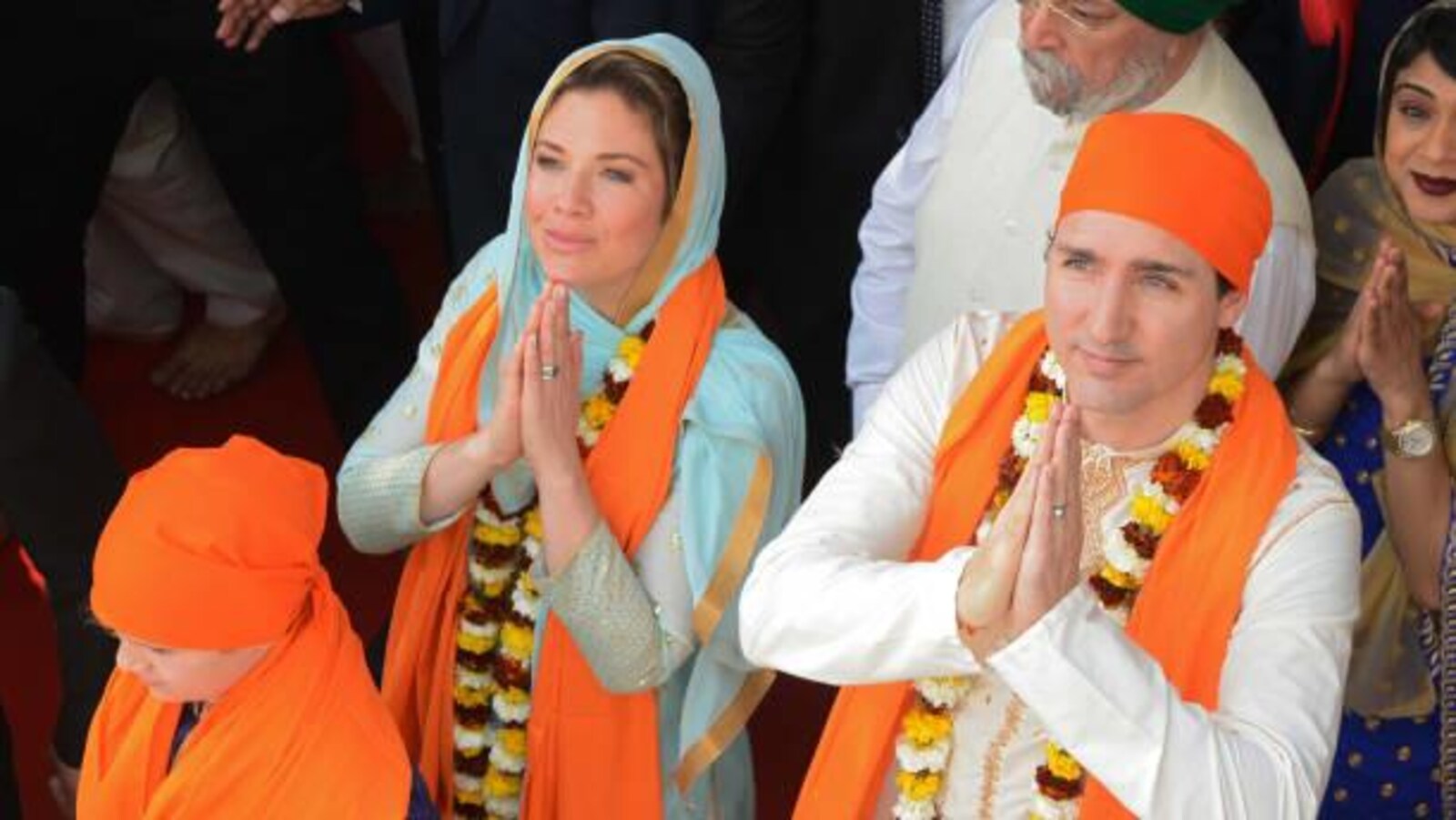 Sophie Grégoire et Justin Trudeau prient dans le Temple d'Or des sikhs, à Amristrar, dans la région indienne du Pendjab.