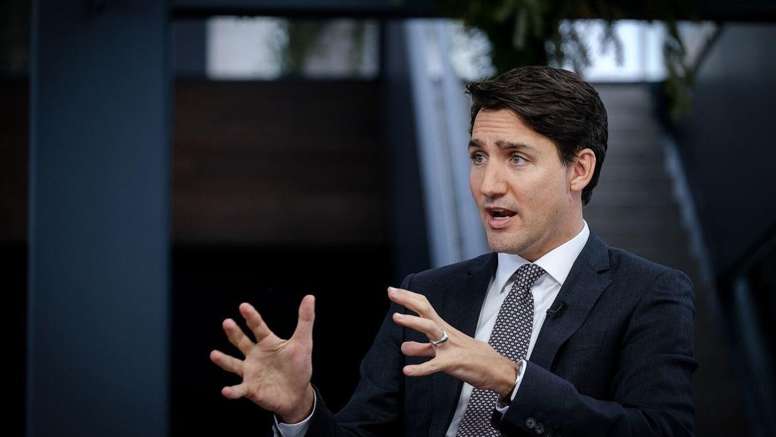 Justin Trudeau, en plan rapproché, accorde une entrevue à la caméra.