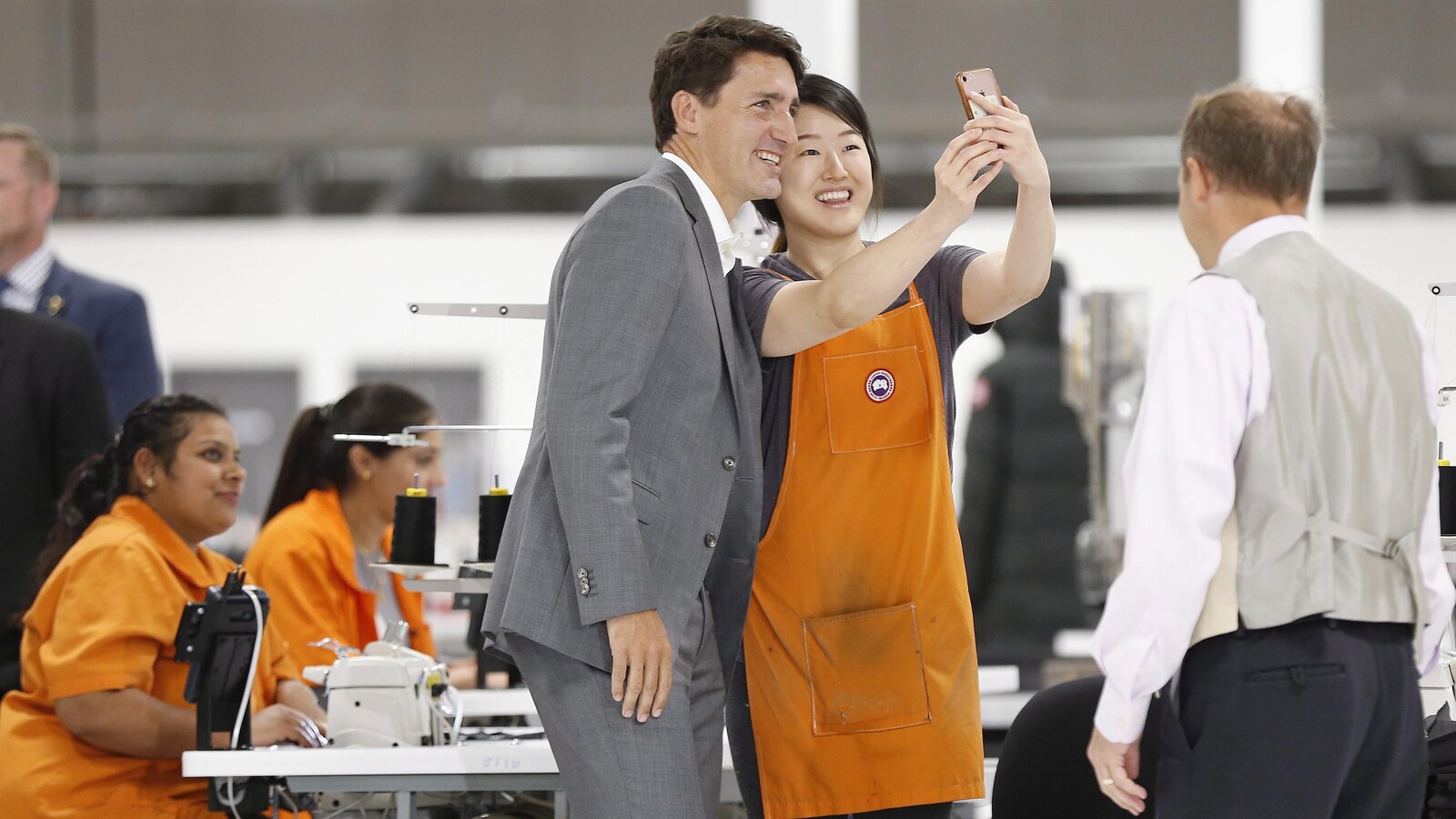 Justin Trudeau avec une travailleuse qui prend un autoportrait.
