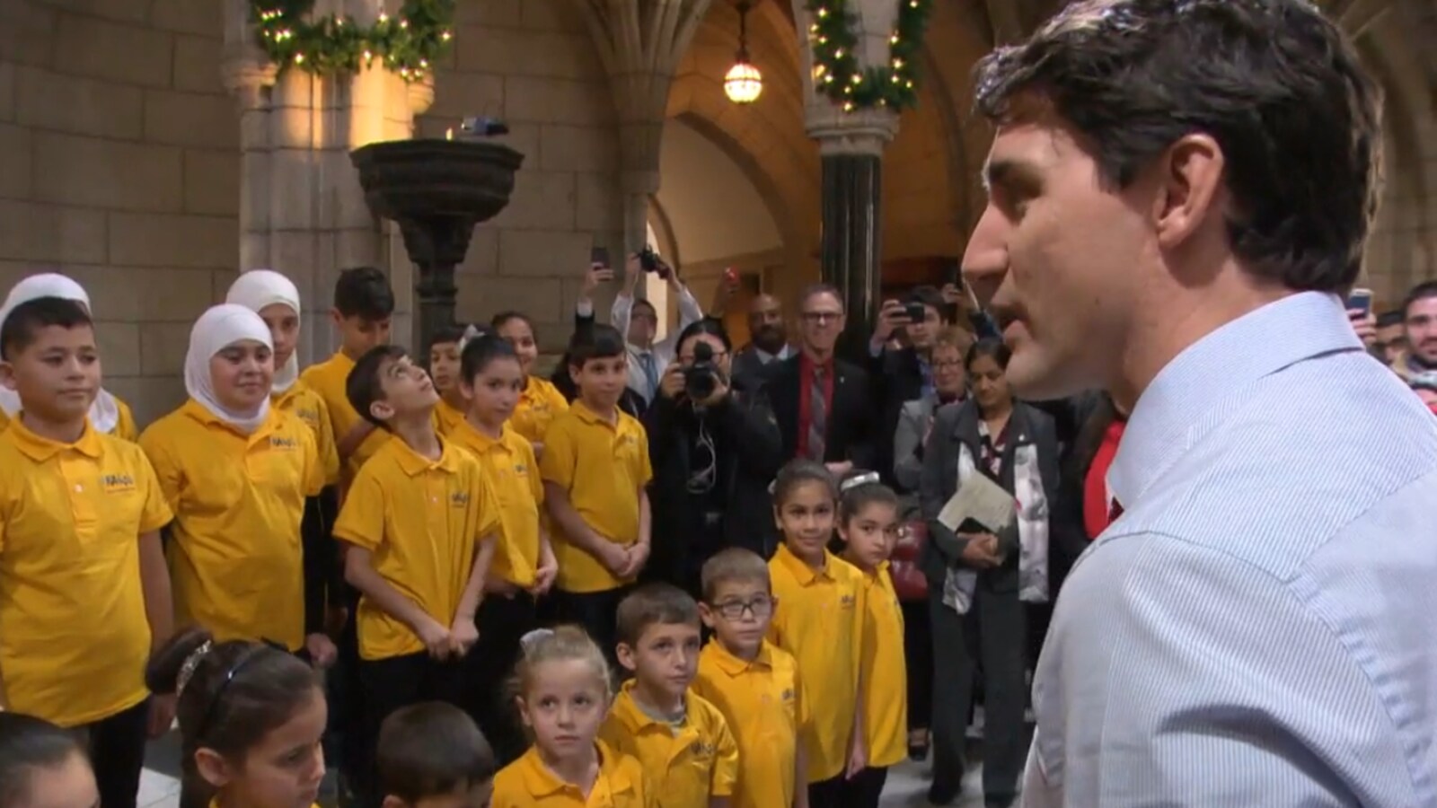 Justin Trudeau parle à un groupe d'enfants