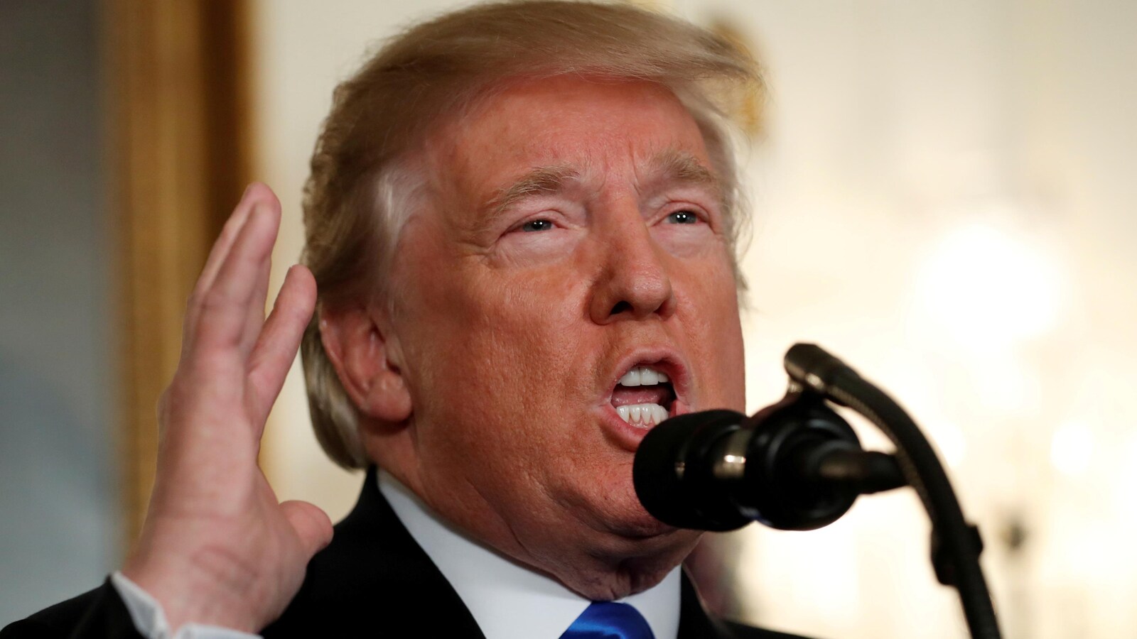 Donald Trump s'adresse aux journalistes.