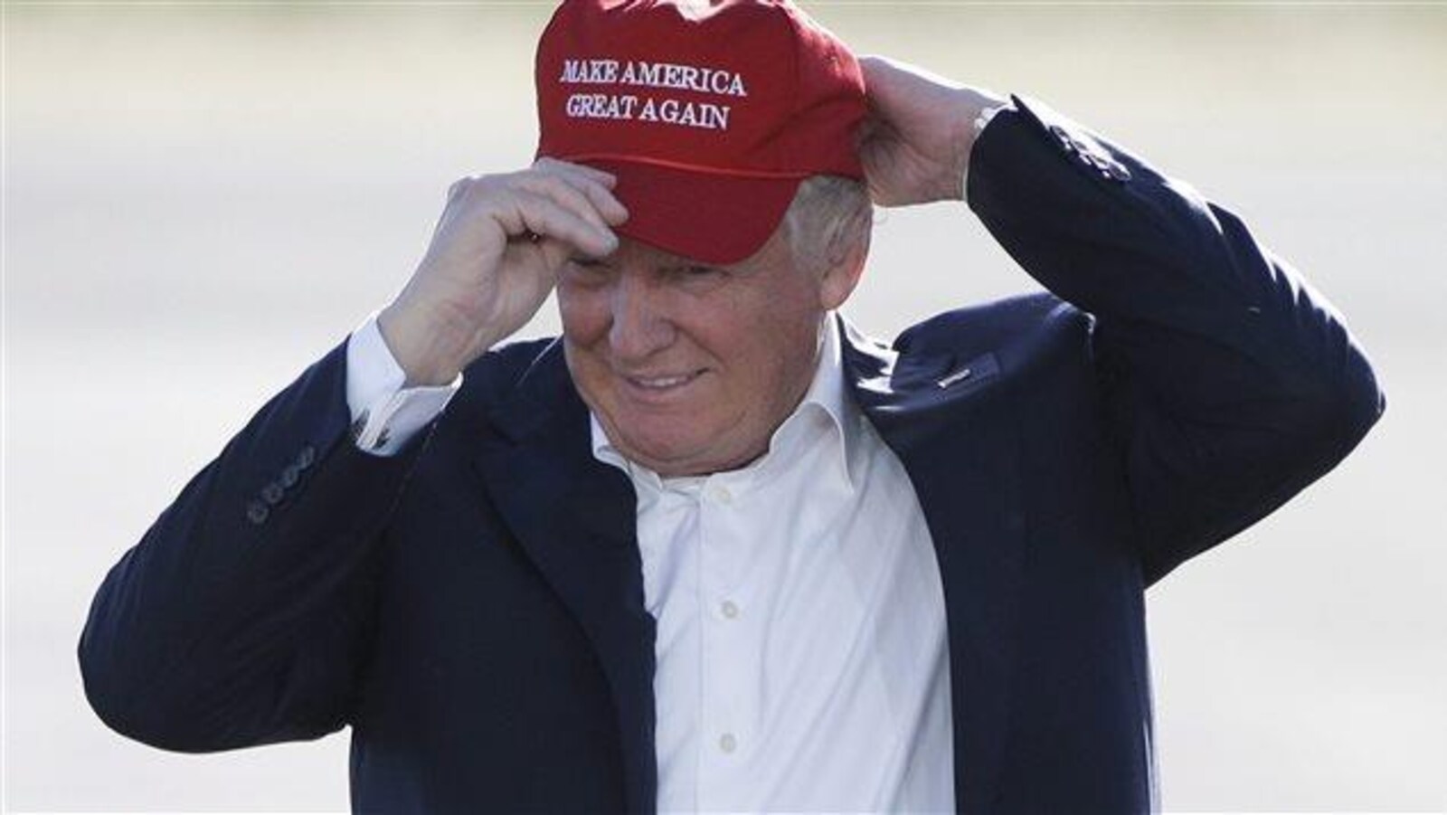 Donald Trump porte une casquette avec son slogan de campagne : Make America Great Again.