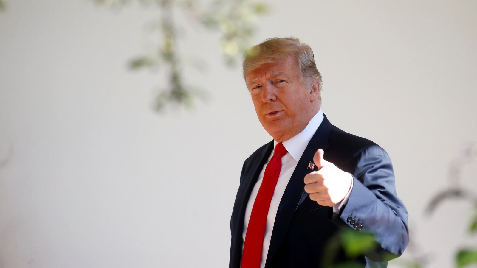 Le président Trump fait le signe du pouce en l'air.