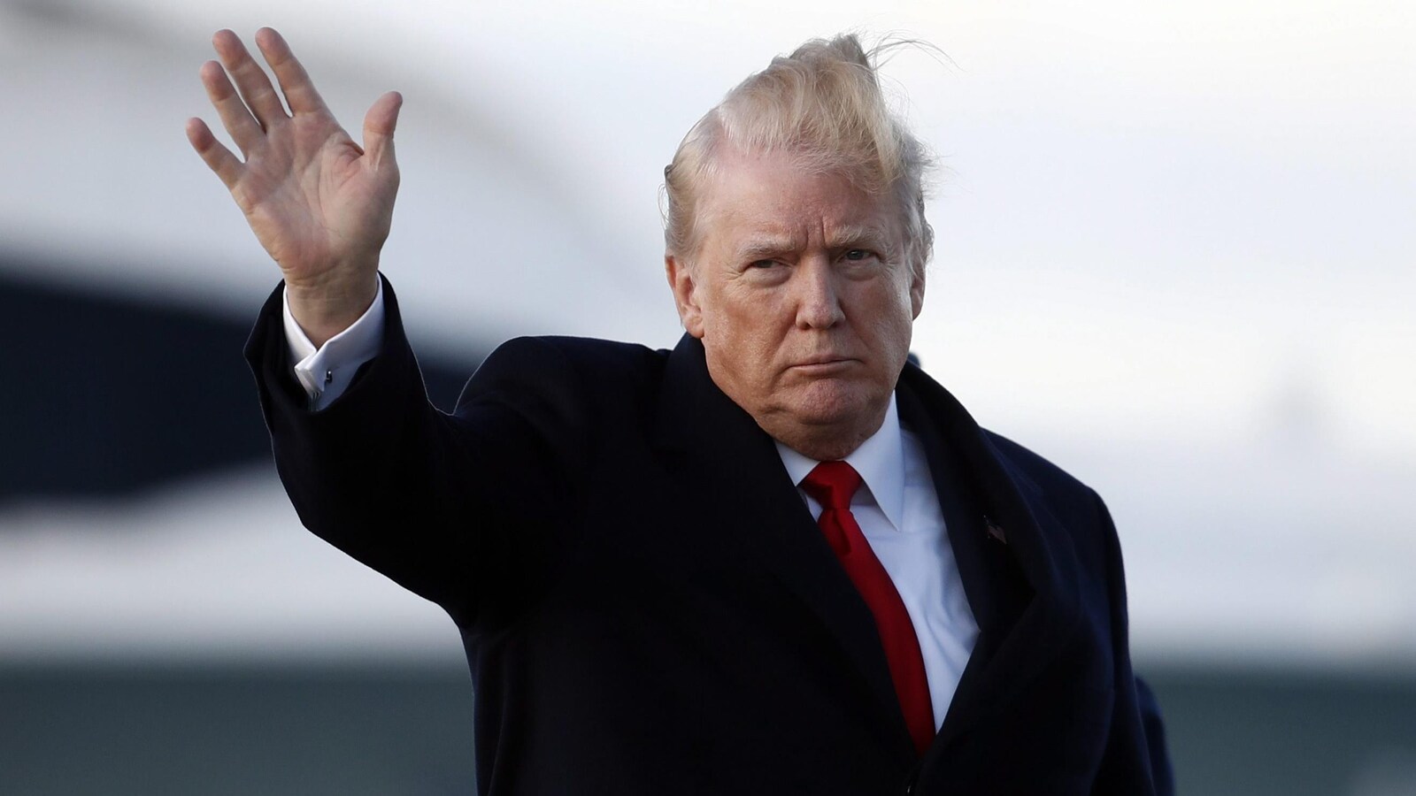 Le président américain, Donald Trump, qui envoi la main.
