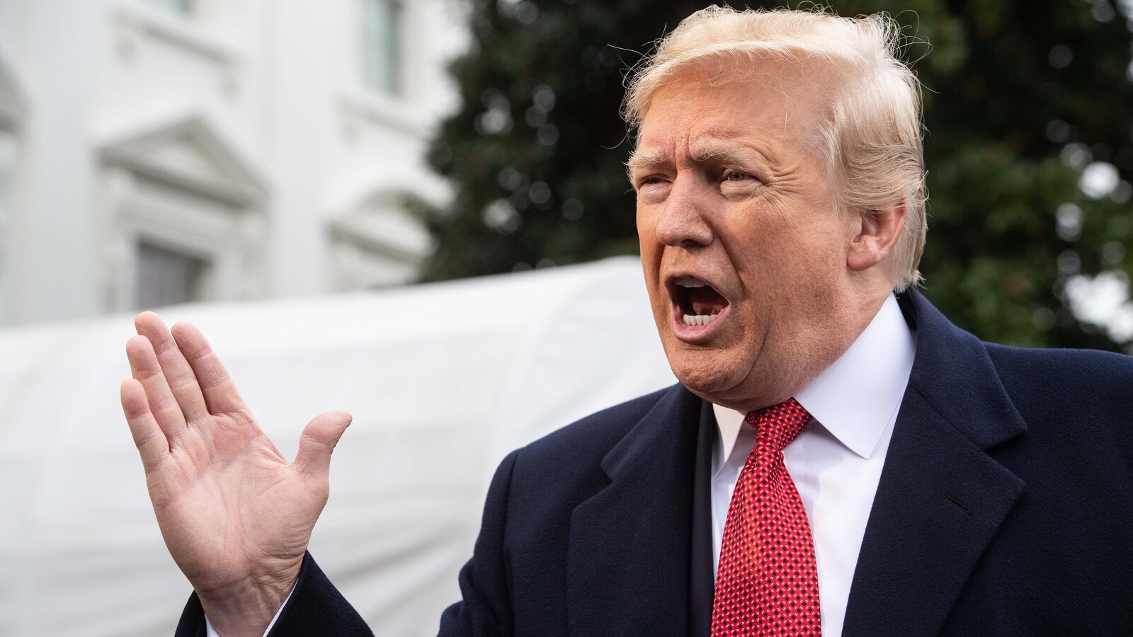 Donald Trump gesticule lors d'un point de presse sur la pelouse de la Maison-Blanche, à Washington.