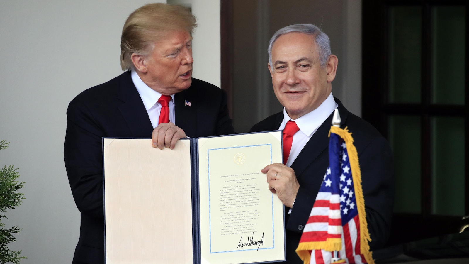 Donald Trump et le premier ministre israélien Benyamin Nétanyahou exhibent le décret américain reconnaissant la souveraineté d'Israël sur le plateau du Golan occupé.