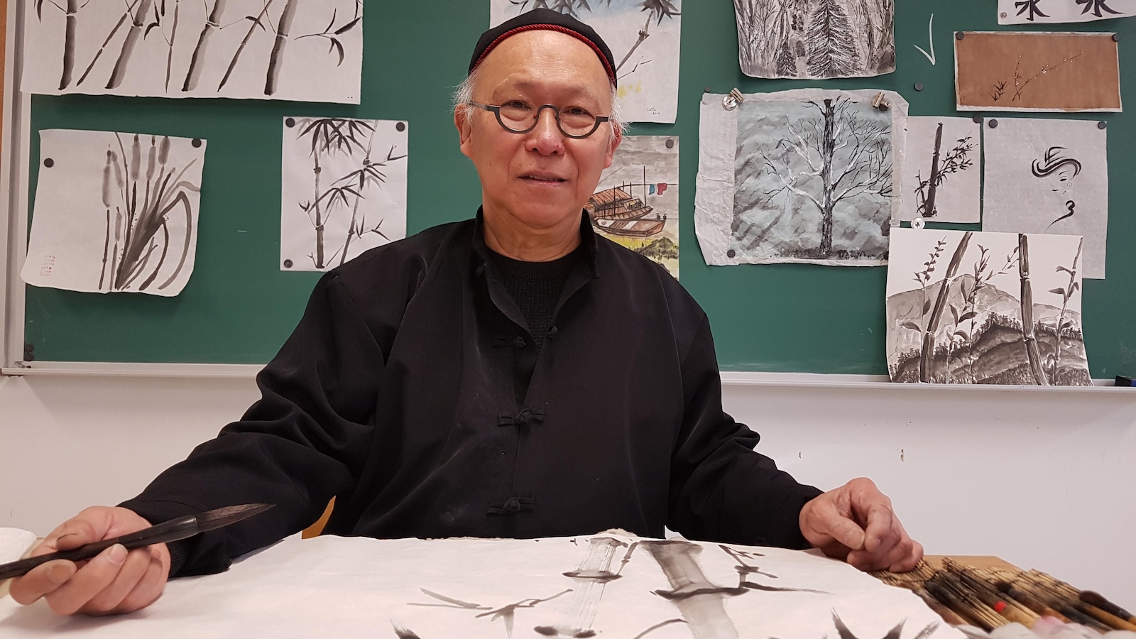 L'artiste Truong Chanh Trung enseigne la calligraphie chinoise