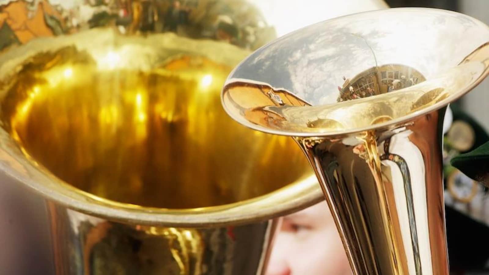 Deux tubas dorés en gros plan.