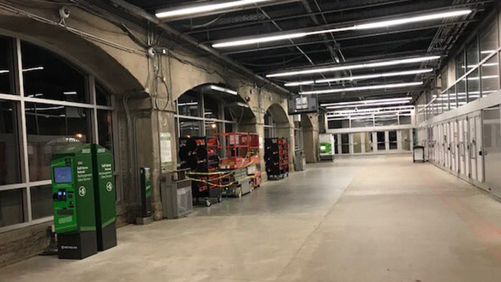 Photo d'un tunnel vide.