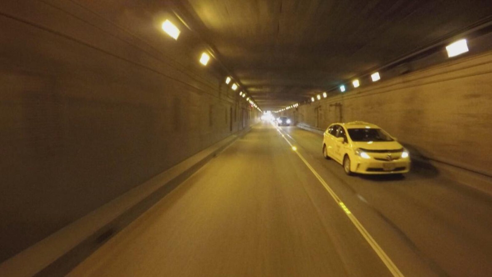 Des voitures circulent dans un tunnel.