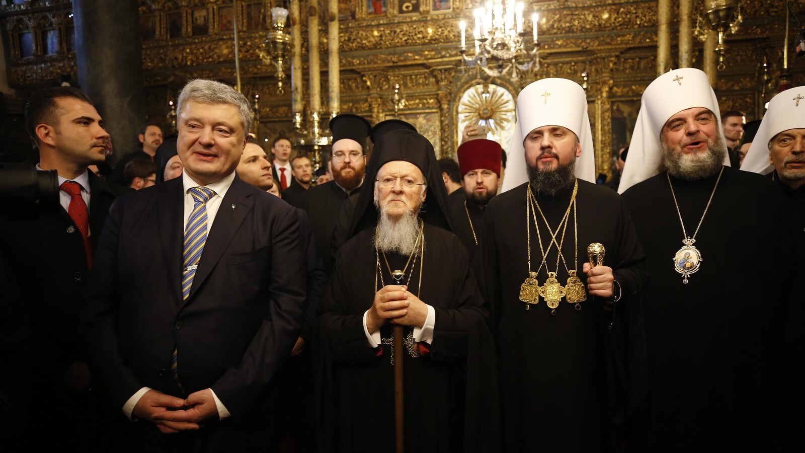 Le patriarche Bartholomée de Constantinople, au centre, le président de l'Ukraine Petro Porochenko, à sa gauche. Le metropolite lepifani chef de l'Église orthodoxe indépendante de l'Ukraine est à droite du patriarche