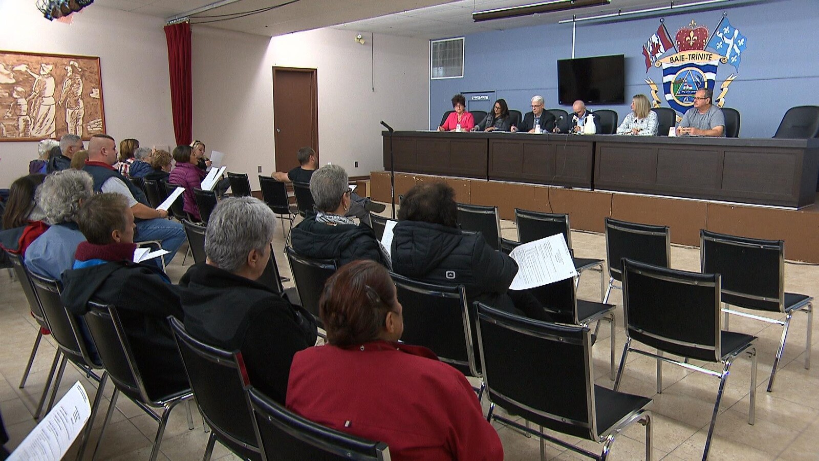 Plusieurs résidents de Baie-Trinité assistent à la séance du conseil municipal
