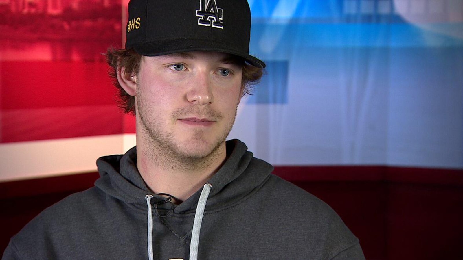 Tyler Smith parle en entrevue dans un studio de CBC