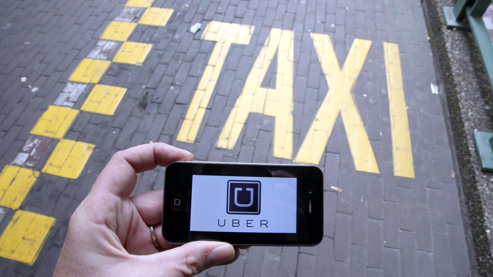 Le logo de l'application de service de voiture Uber sur un téléphone intelligent.
