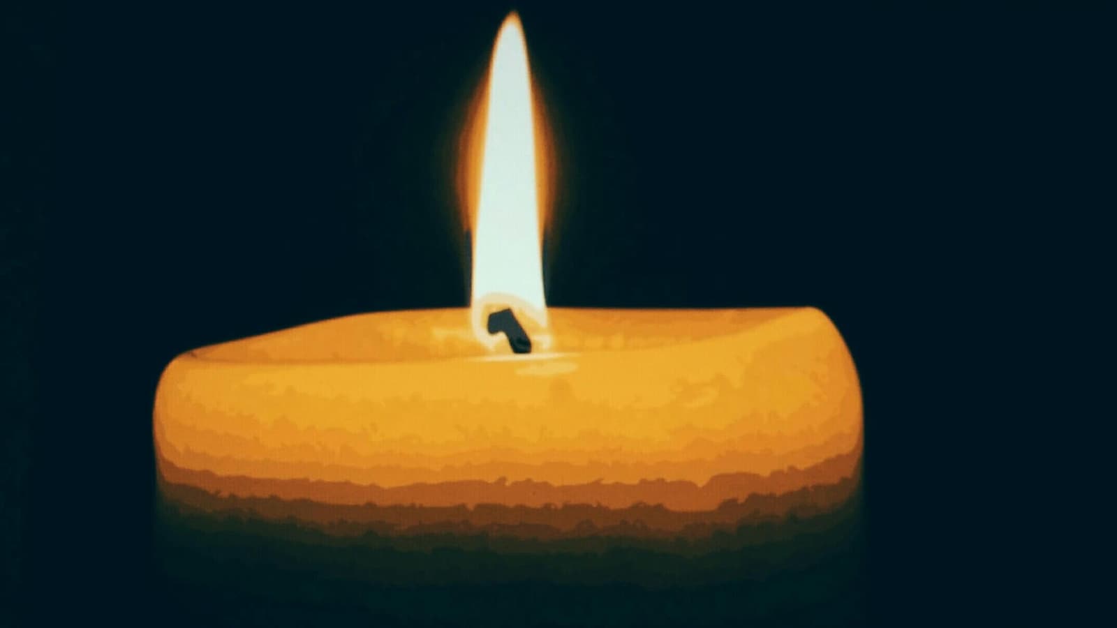 Une bougie qui brûle, symbolise la célébration de la lumière à l'occasion du solstice d'hiver.