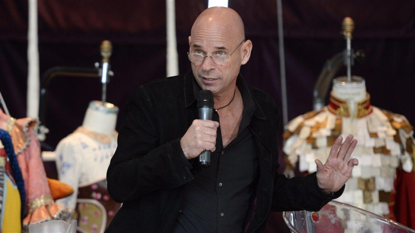 Guy Laliberté un micro à la main