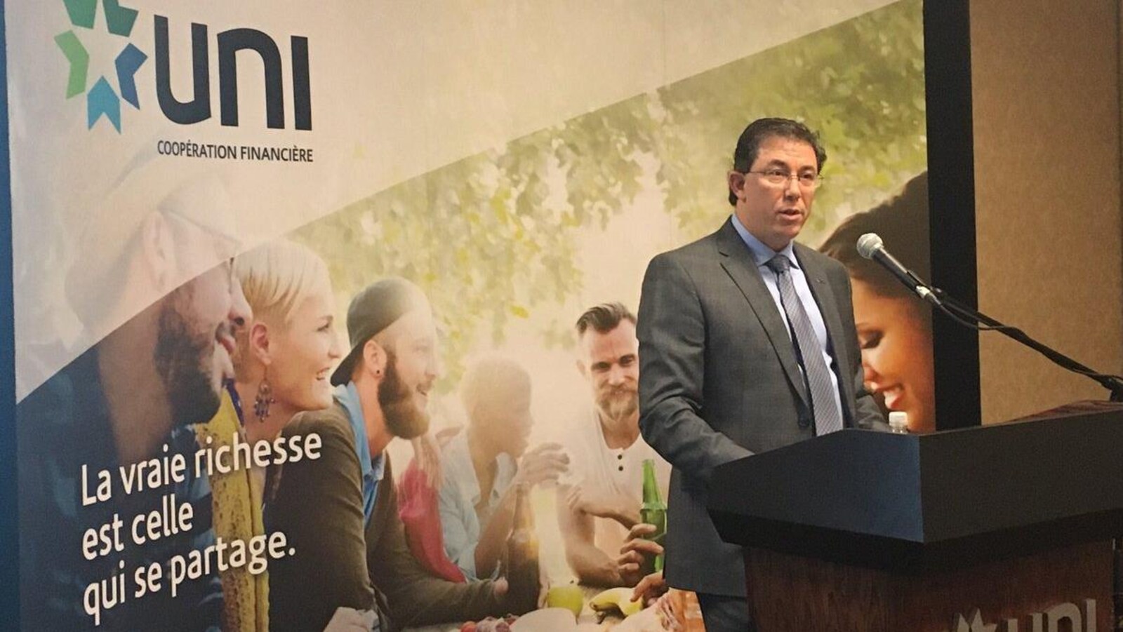 Robert Moreau donnant une conférence de presse