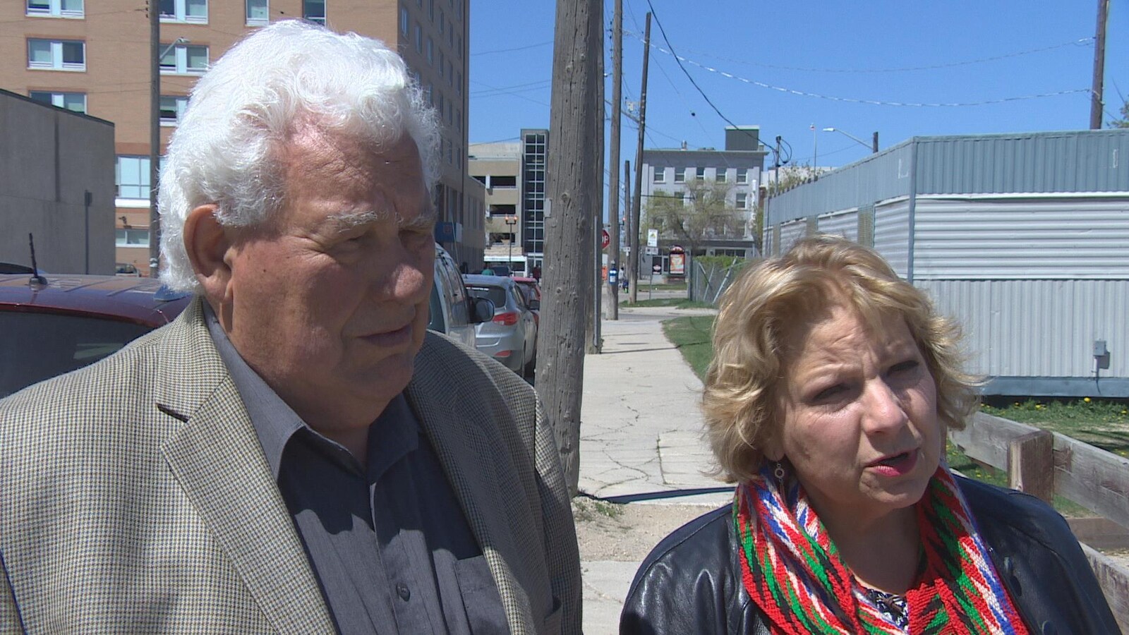 Le porte parole de l'Union nationale métisse Saint-Joseph du Manitoba, Guy Savoie et la présidente Paulette Duguay.