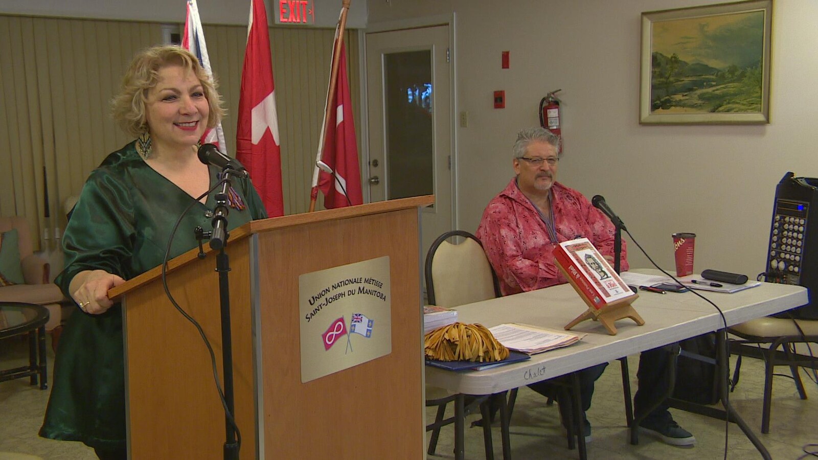 La présidente de l'Union nationale métisse Saint-Joseph du Manitoba, Paulette Duguay, et l'adjudant Claude Boivin.