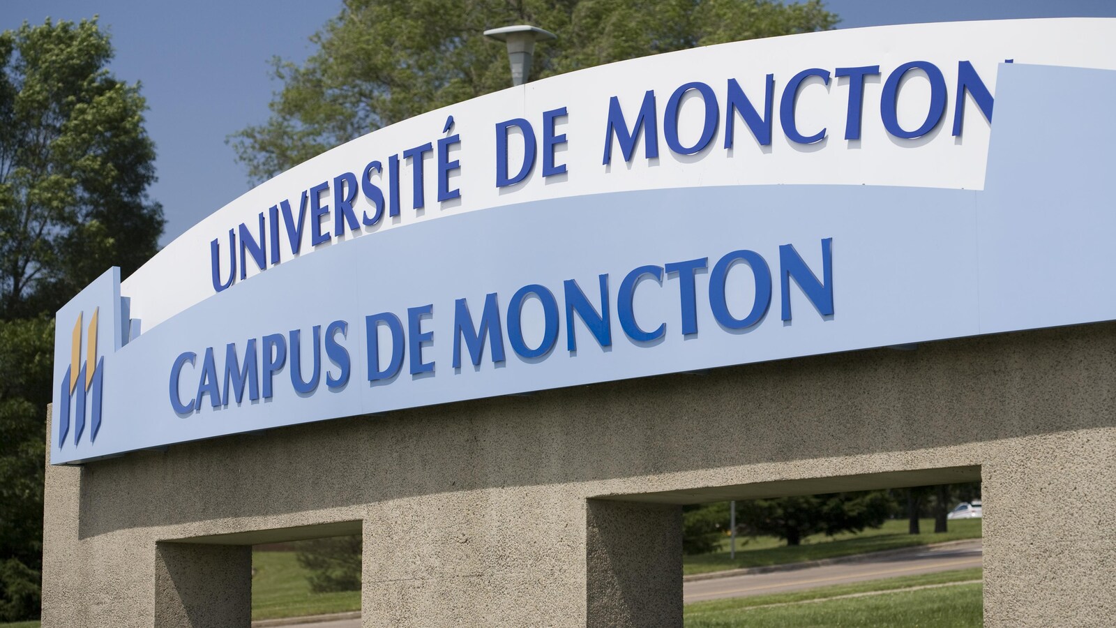 L'enseigne de l'université, sur le campus.