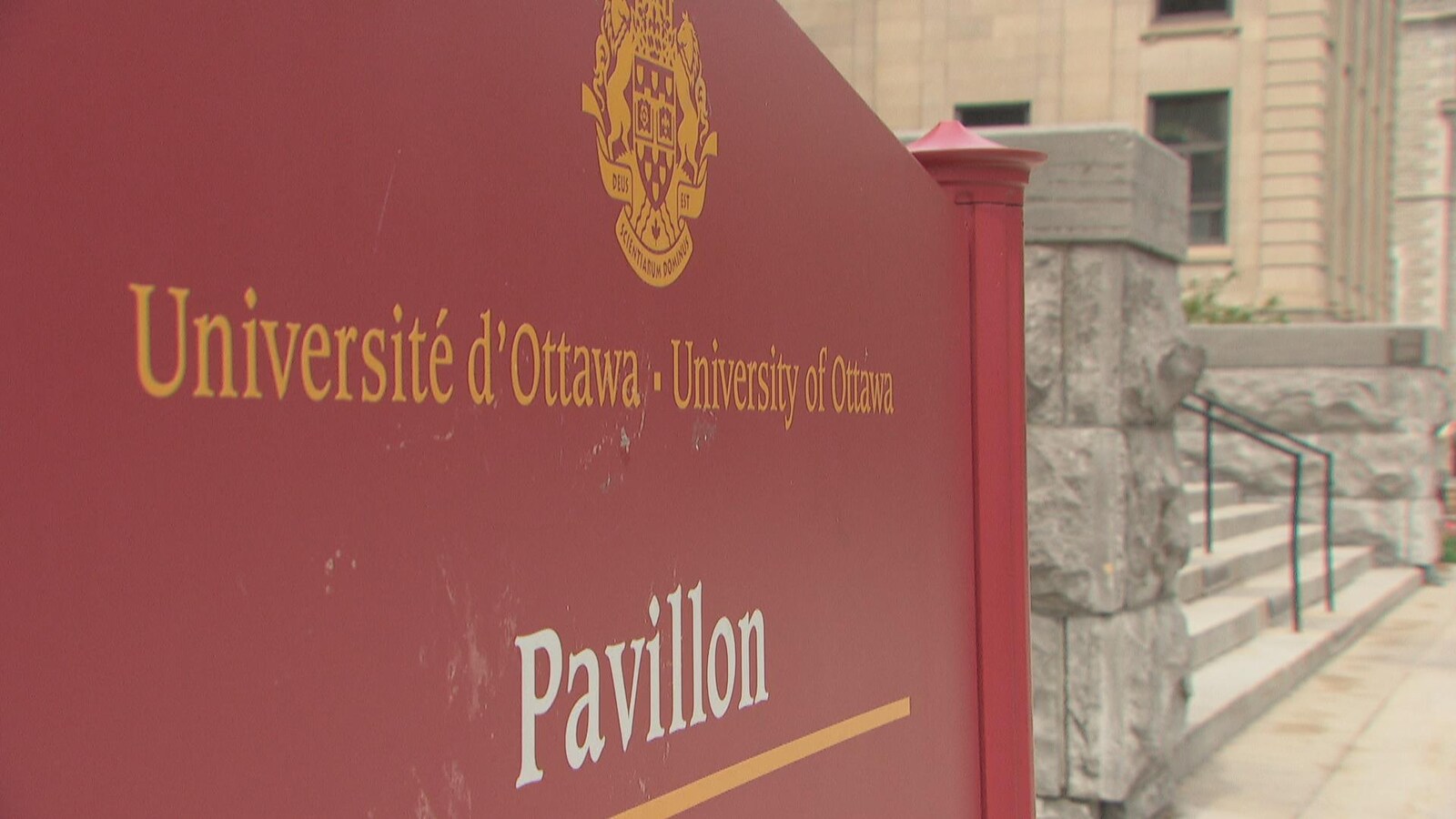 Une affiche de l'Université d'Ottawa