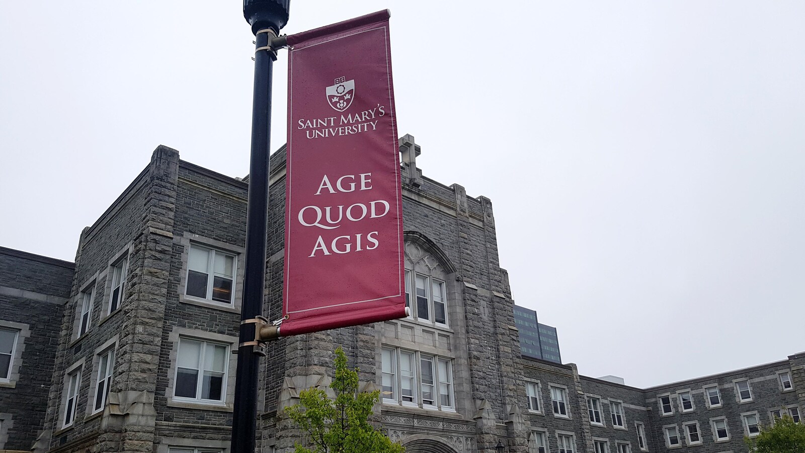 Une entrée et une bannière sur laquelle « Age Quod Agis» est écrit, à l'extérieur de l'Université Saint Mary's à Halifax en juin 2018.