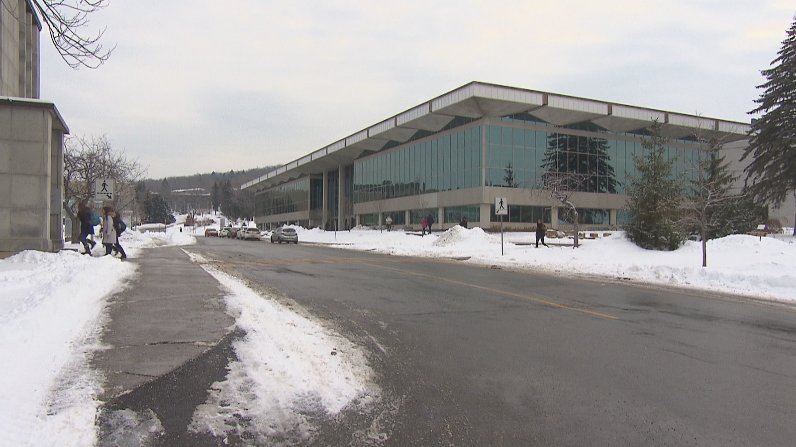 L'Université de Sherbrooke réclame à Québec 250 M$ pour le réseau | ICI