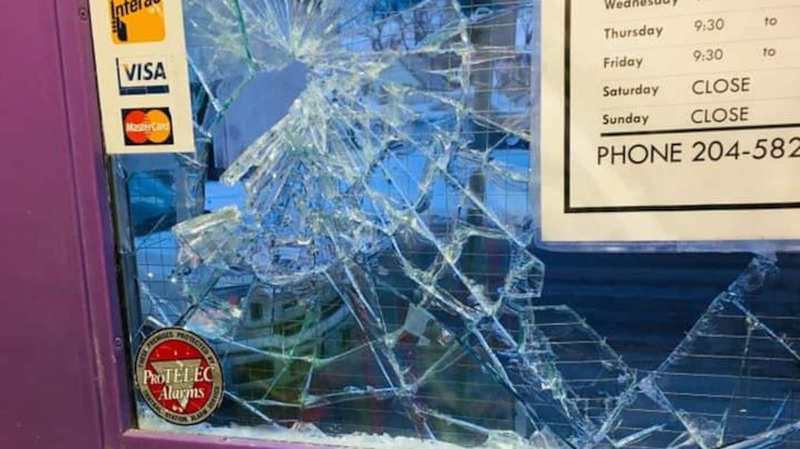 La fenêtre de la porte du magasin Up Shoppe est cassé