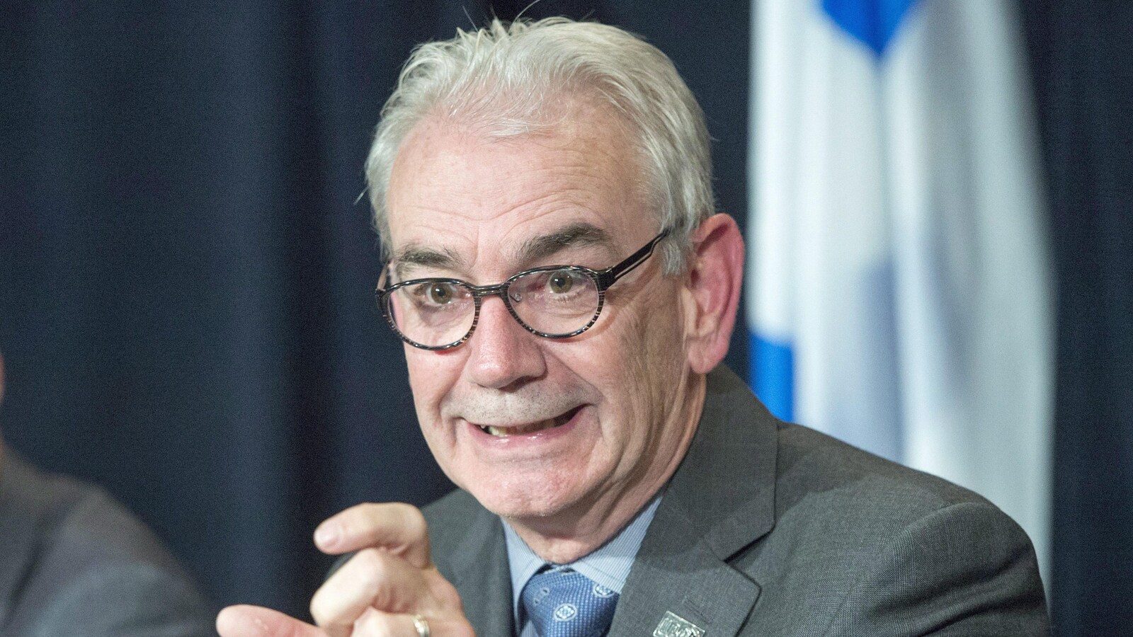 Le commissaire de l'UPAC, Robert Lafrenière, s'explique devant la presse.