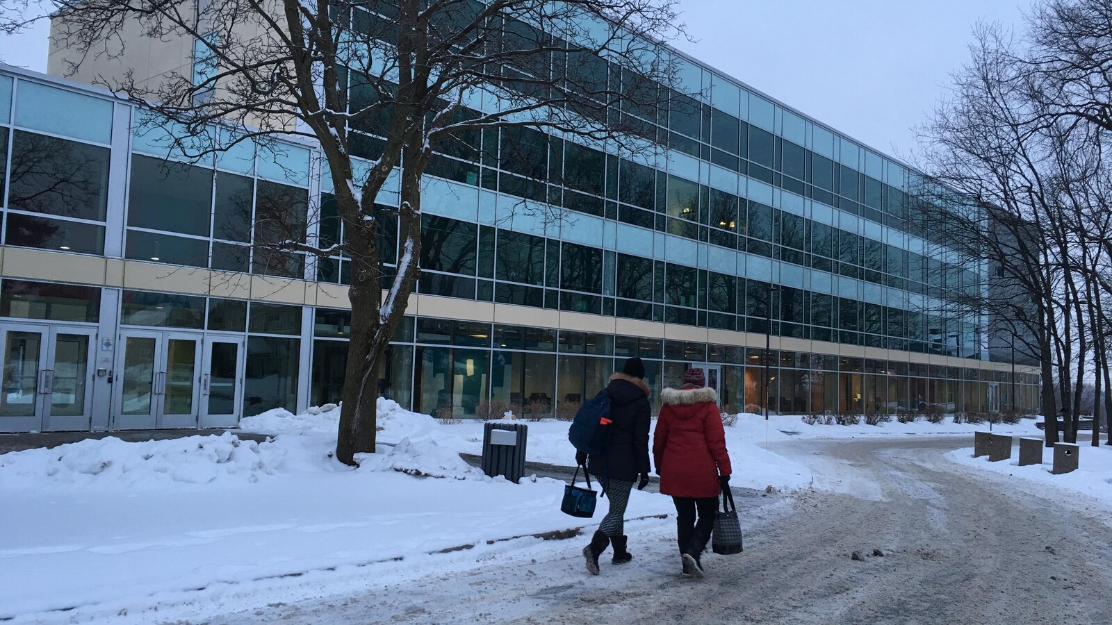 Deux personnes marchent sur le campus Alexandre-Taché de l'UQO.