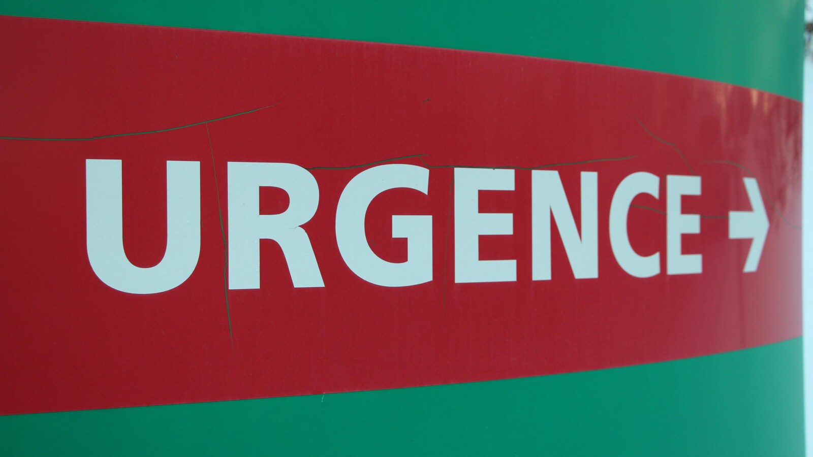 Un panneau sur lequel est inscrit le mot « urgence ».