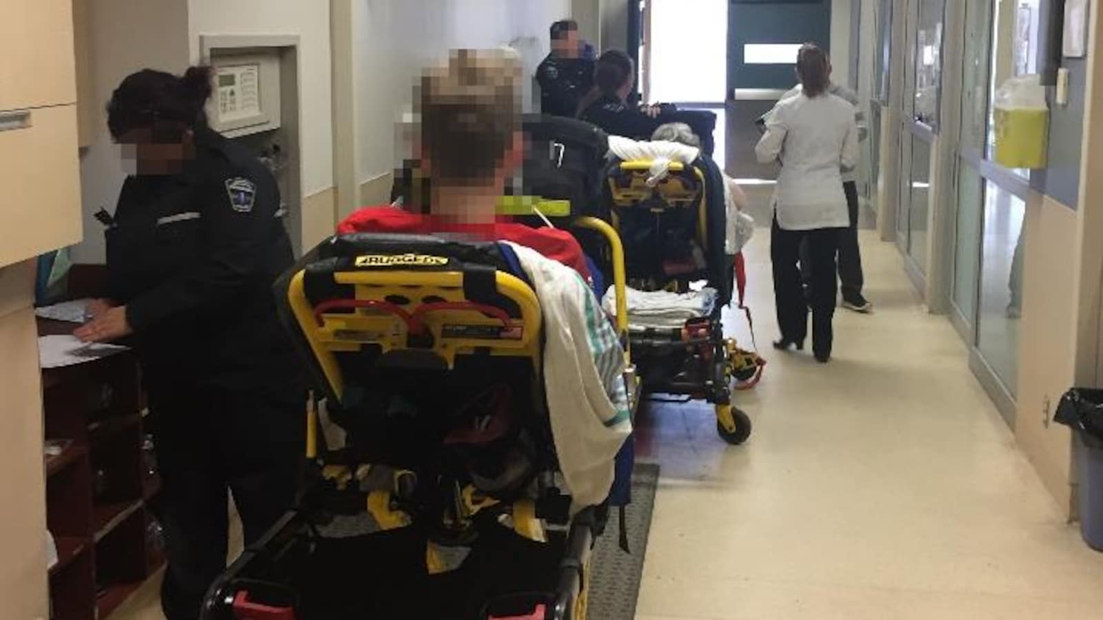 Des patients sur des civières d'ambulances