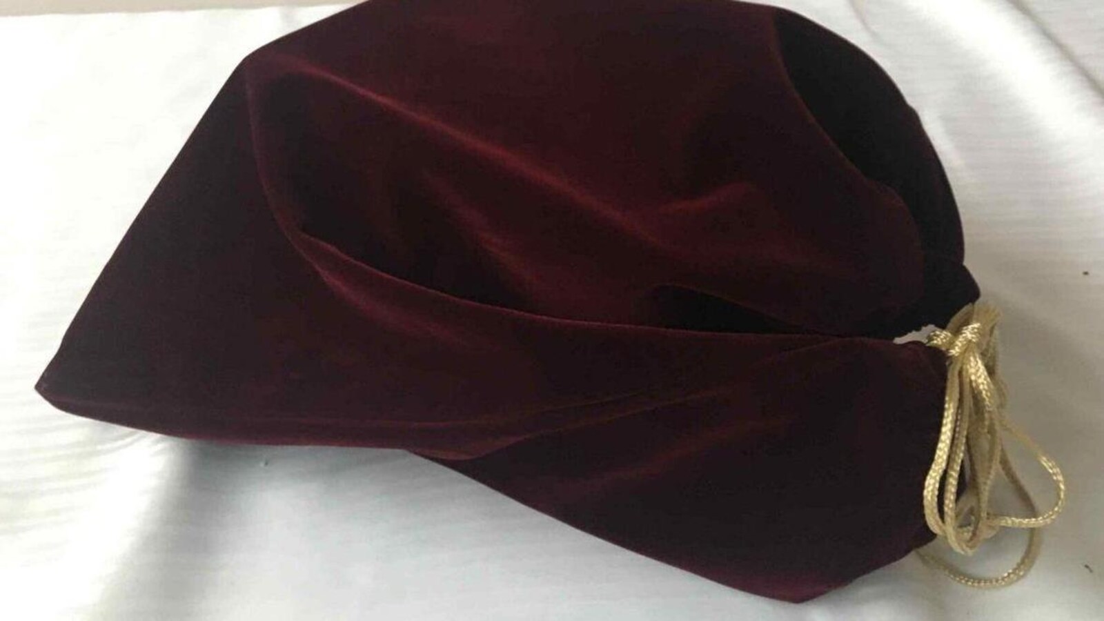 Un sac fermé par un lacet contient l'urne funéraire