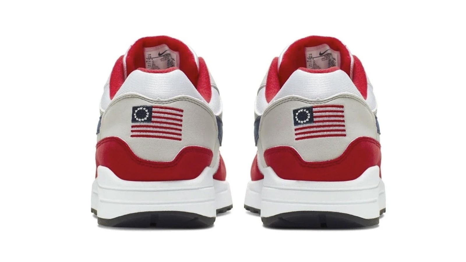 Des chaussures Nike Air Max 1, frappées sur le talon du drapeau remontant à la révolution américaine au 18e siècle.