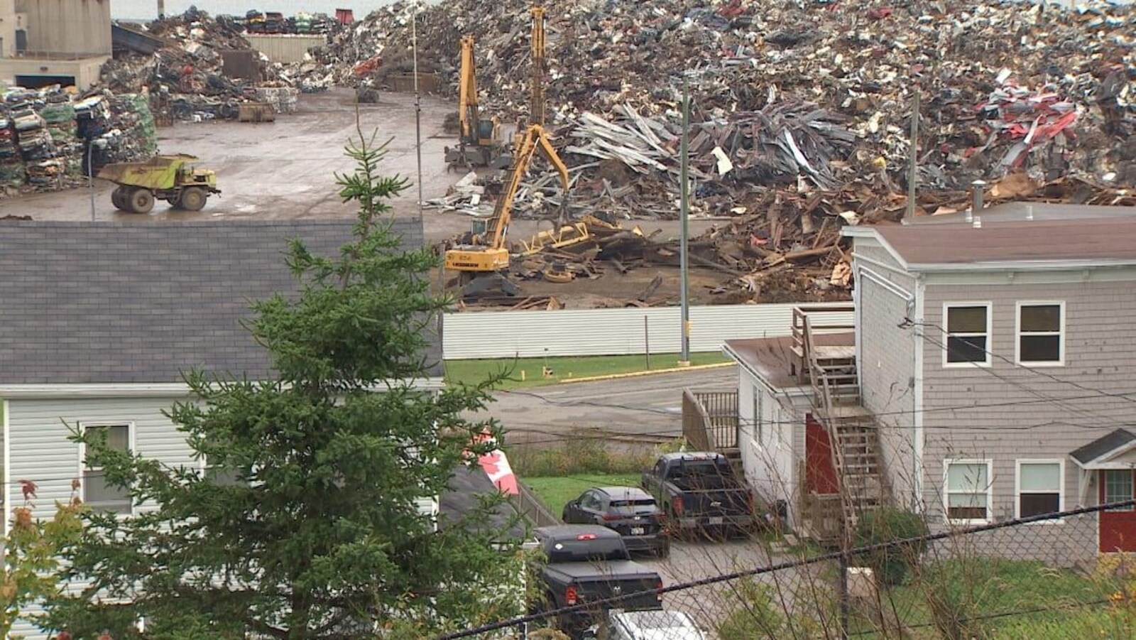 Des maisons se trouvent de l'autre côté de la rue de l'usine