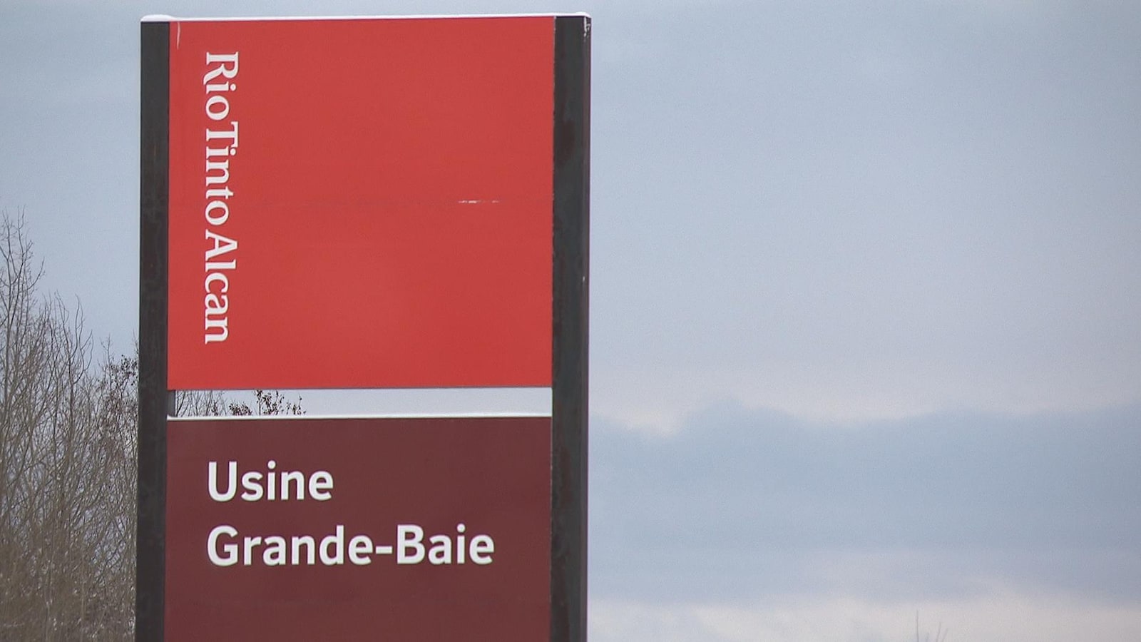L'affiche installée devant l'usine Grande-Baie de Rio Tinto.