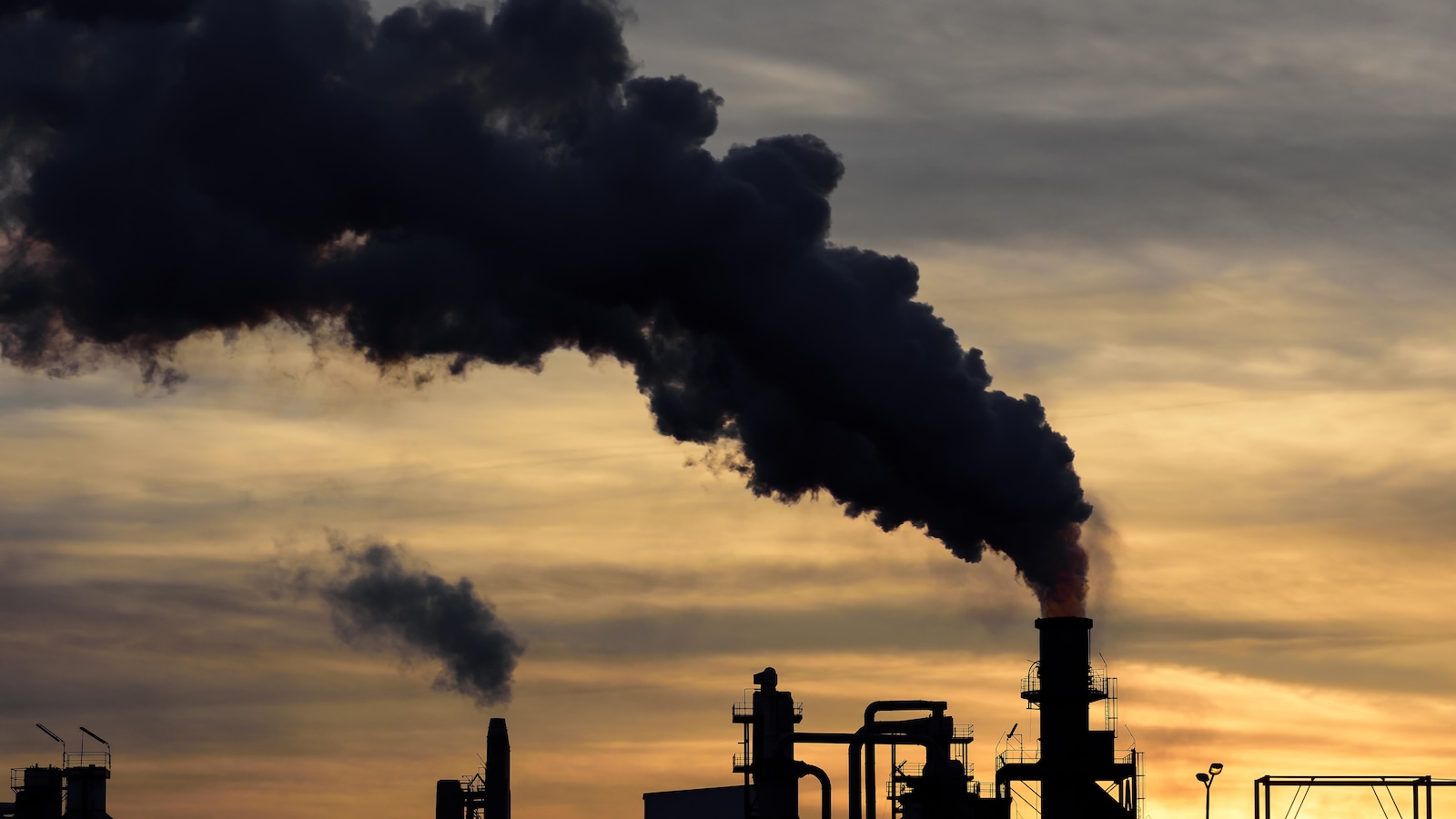 Un nuage de pollution est dégagé par une cheminée d'usine.